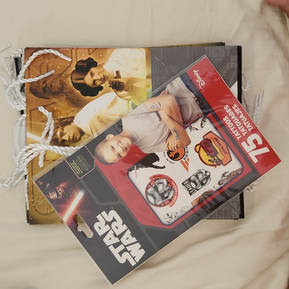 12 Star Wars Hallmark Gift Bags 9.5"h x 6.75"w & 1 Pack Tattoos (75 tattoos)